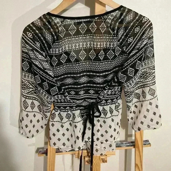 American Rag Sheer top, tie belt, 3/4 sleeves v-neck peplum style shirt size med - Picture 4 of 6